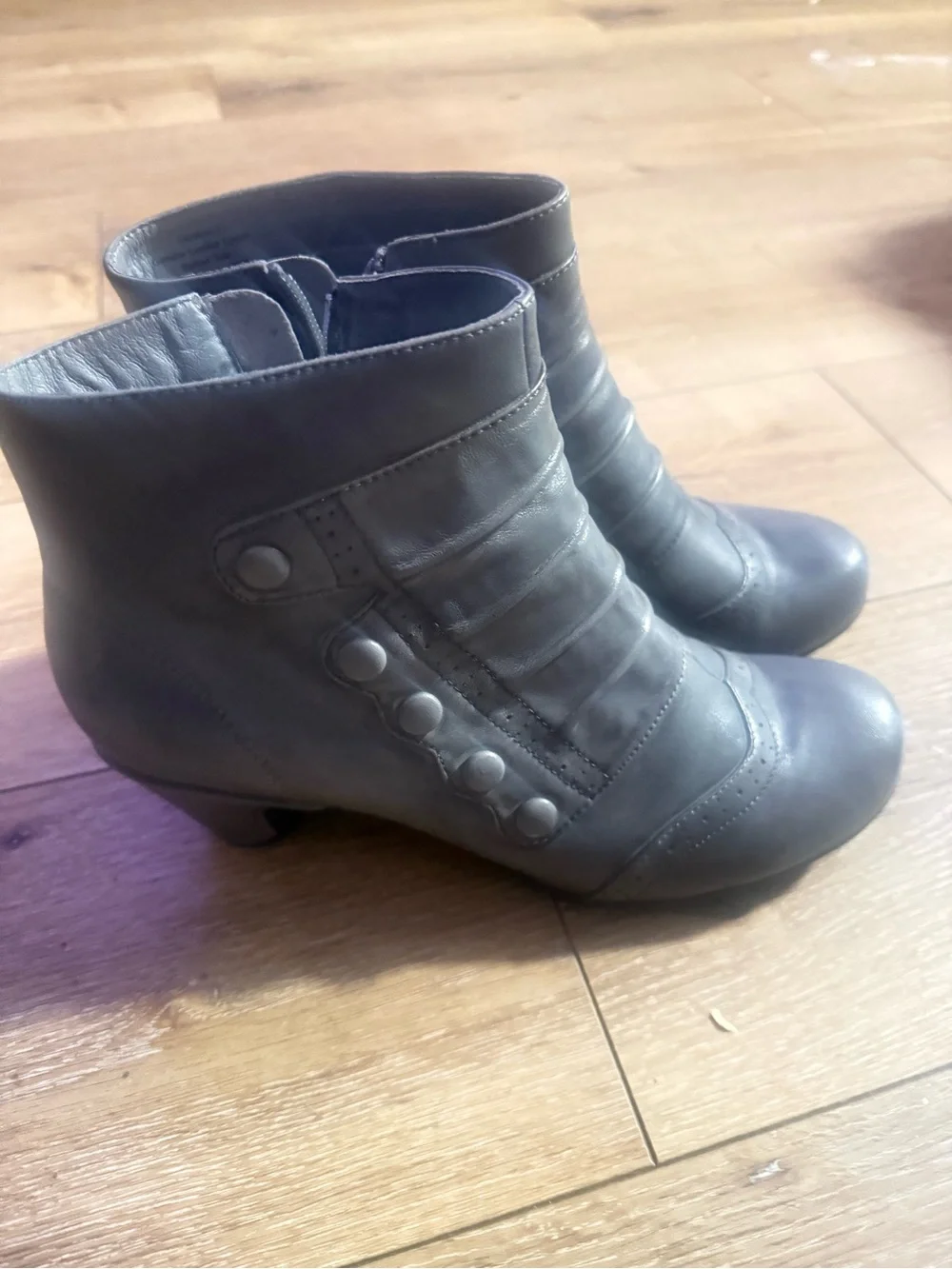 Anesha Grey Leather Ankle Bootie Size 10/10.5